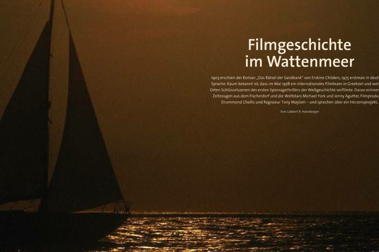 Segelboot mit einem Mast bei Sonnenuntergang über dem Wattenmeer mit Text 'Filmgeschichte im Wattenmeer' und erläuterndem Fließtext.