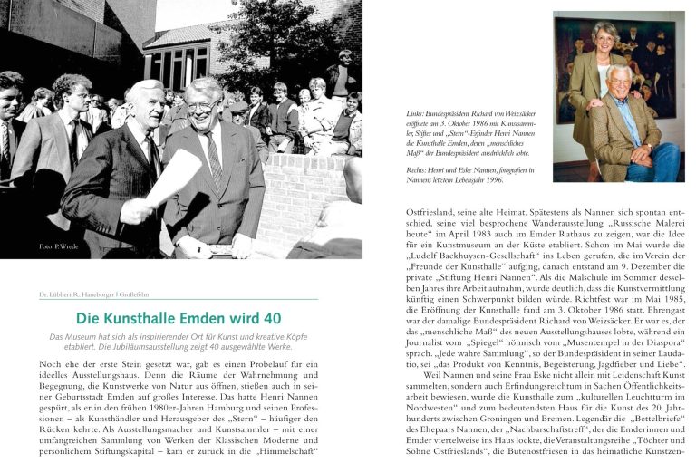 Schwarz-weiße Fotografie einer Menschenmenge vor einem Gebäude mit vielen Personen. Vorne: Richard von Weizsäcker und Henri Nannen, 1986. 