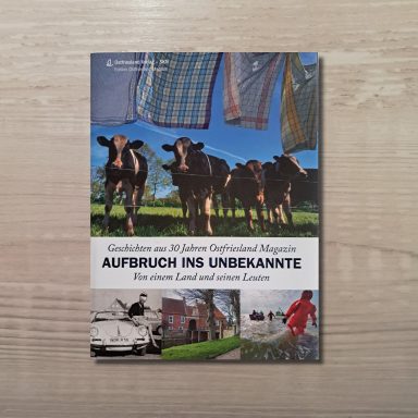 Buchcover mit vier Kühen hinter einer Wäscheleine, darunter drei kleine Fotos mit einem Oldtimer, Backsteinhaus und Taucher.
