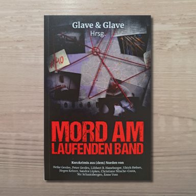 Buchcover mit dem Titel 'Mord am Laufenden Band' in roter Schrift, darunter Liste von Autoren, im Hintergrund Fotos und ein rotes Fadennetz 