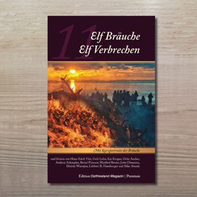 Buchcover mit dem Titel '11 Bräuche, 11 Verbrechen' über einem Foto eines großen Feuers am Wasser mit Silhouetten von Menschen dahinter.