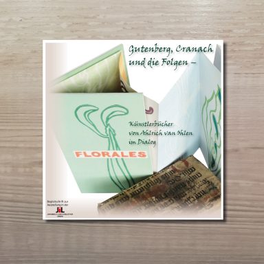 Buchcover mit aufgeschlagenen Künstlerbüchern mit floralen Illustrationen und einem alten Schriftfragment auf hellem Holztisch.