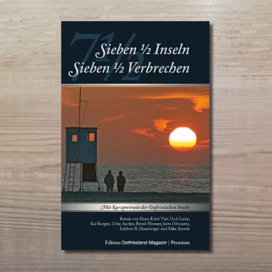 Buchcover mit Titel '7 ½ Inseln, 7 ½ Verbrechen' zeigt zwei Personen vor einem Rettungsturm am Meer bei Sonnenuntergang.