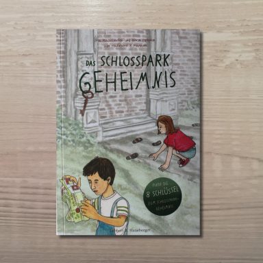 Buchcover zeigt zwei Kinder vor einer alten Backsteinmauer mit Stufen, ein Kind hält eine Karte, das andere folgt Fußspuren.