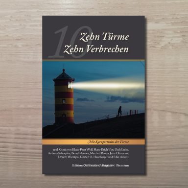Buchcover mit dem Titel '10 Türme, 10 Verbrechen' zeigt einen Leuchtturm bei Dämmerung mit Lichtstrahl und einer Person auf einem Hügel.