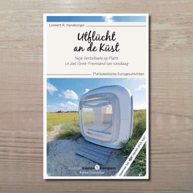 Buchcover mit dem Titel 'Utflücht an de Küst' zeigt ein modernes strandkorbartiges Sitzmöbel auf einem Holzsteg vor einer Dünenlandschaft.
