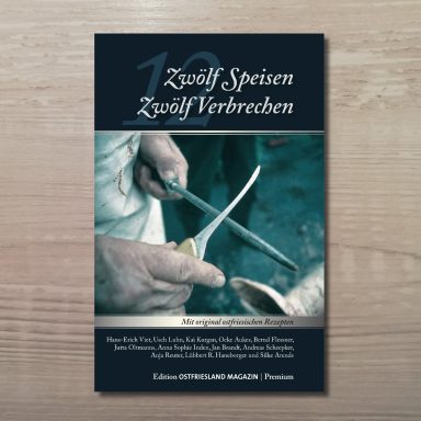 Buchcover mit dem Titel '12 Speisen, 12 Verbrechen' zeigt eine Nahaufnahme von Händen, die ein Messer schärfen, daneben ein Schweineohr.
