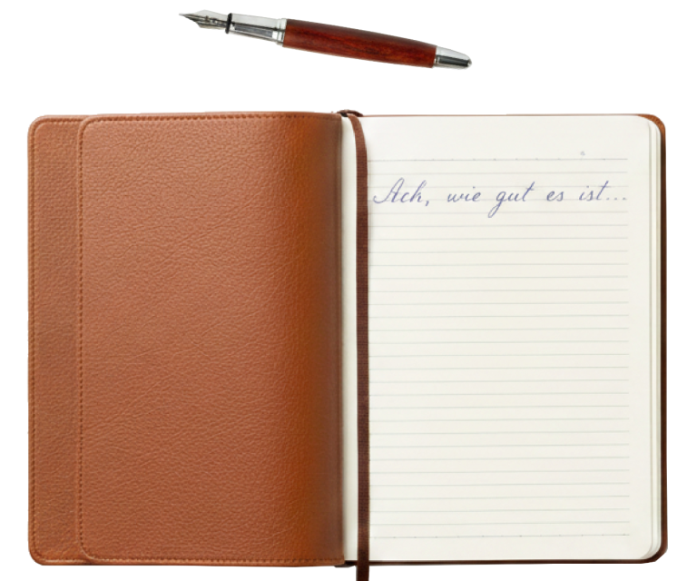 Aufgeschlagenes Notizbuch mit braunem Einband und handschriftlichem Text 'Ach, wie gut es ist...' sowie einem Füllfederhalter darüber.