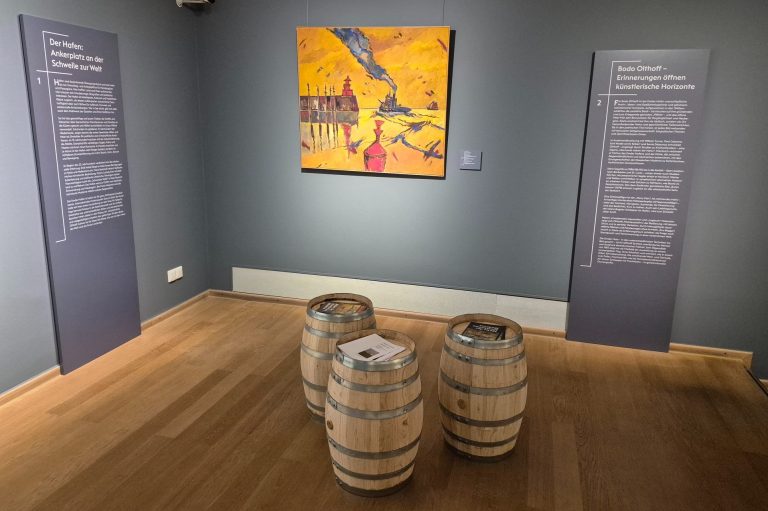 Hölzerner Hintergrund mit einer rechteckigen Fläche, auf der ein schwarzes Fragezeichen prangt.