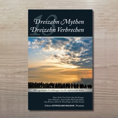 Buchcover mit dem Titel '13 Mythen, 13 Verbrechen' über dem Foto eines Sonnenuntergangs an der Küste mit vielen Menschen im Vordergrund.
